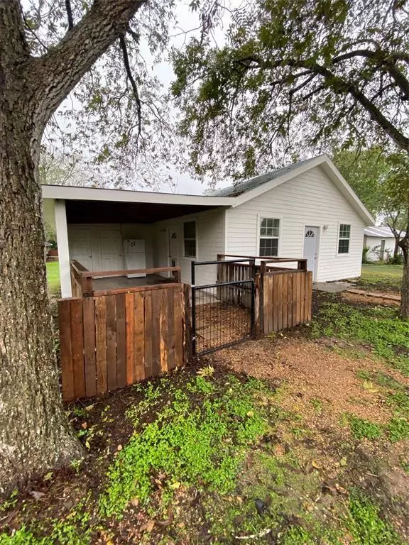 Flatonia, TX 78941,125 E 2nd ST