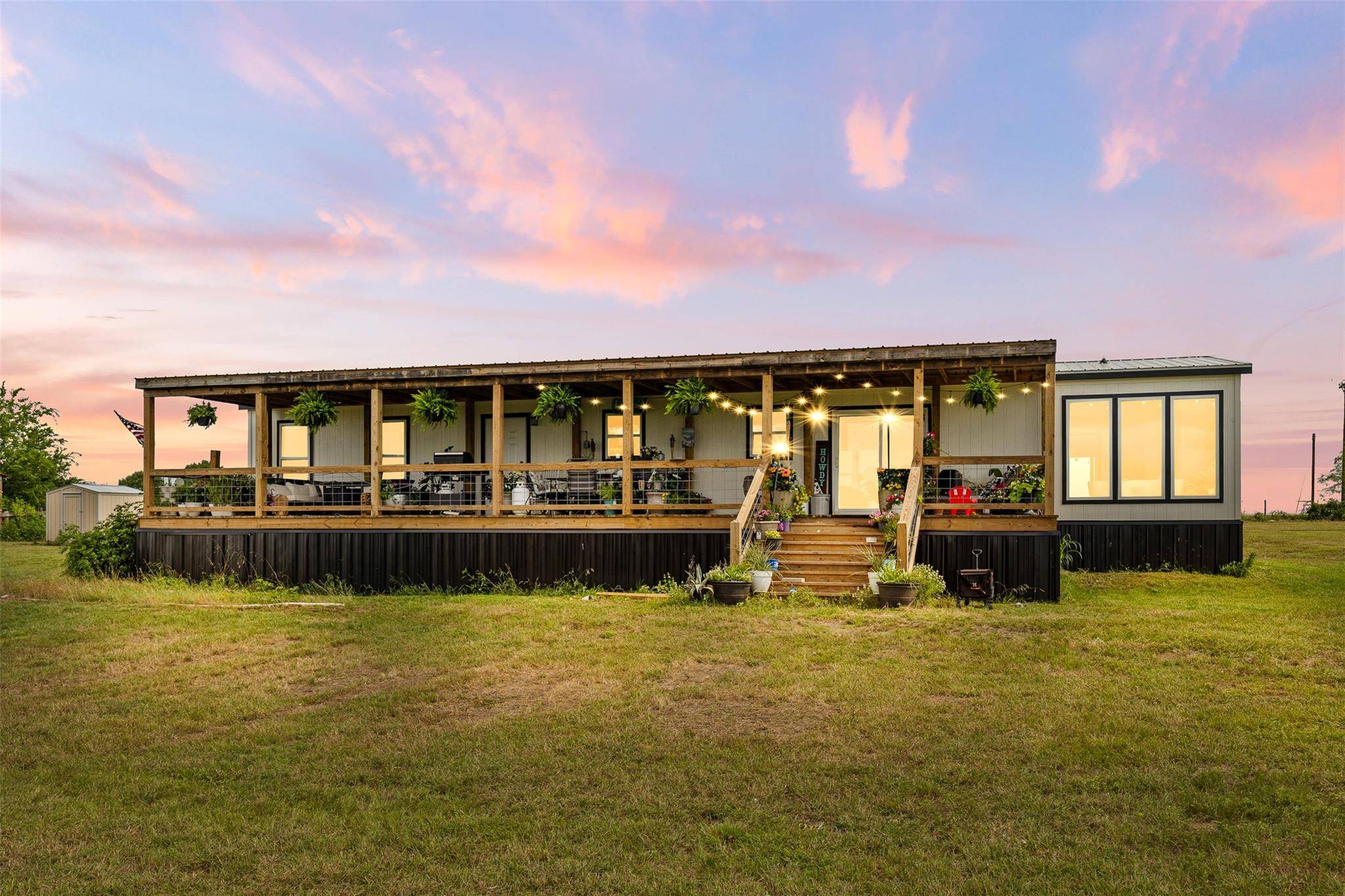 744 E Wiedemann RD, Flatonia, TX 78941
