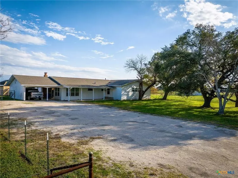 513 Southern WAY, Luling, TX 78648