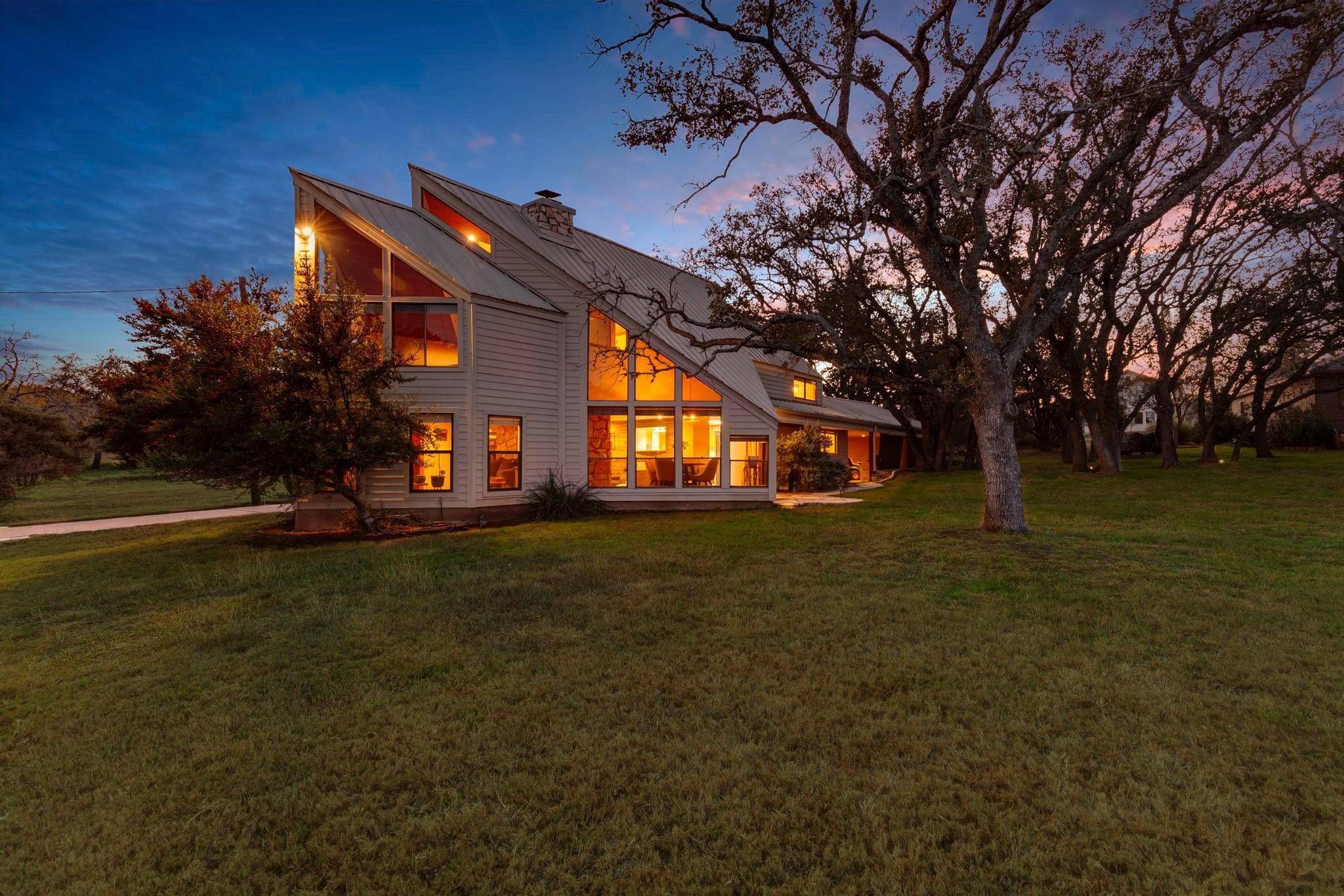 318 Coventry RD, Spicewood, TX 78669