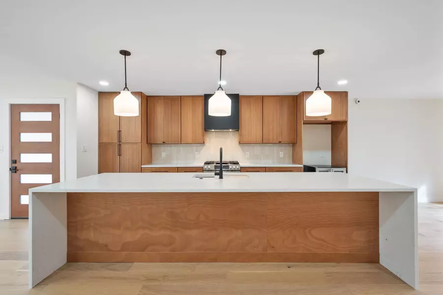 1811 Rogge LN, Austin, TX 78723