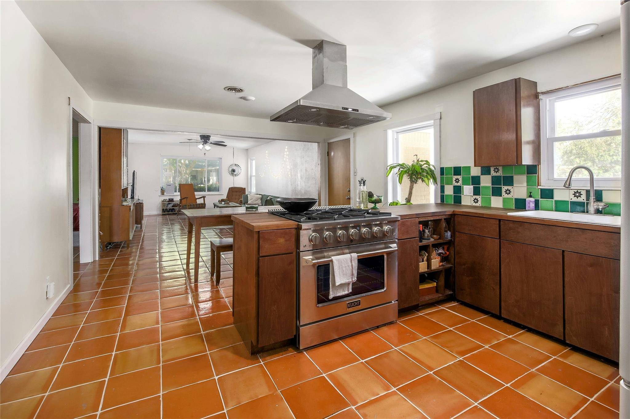 1016 Randall ST, Taylor, TX 76574