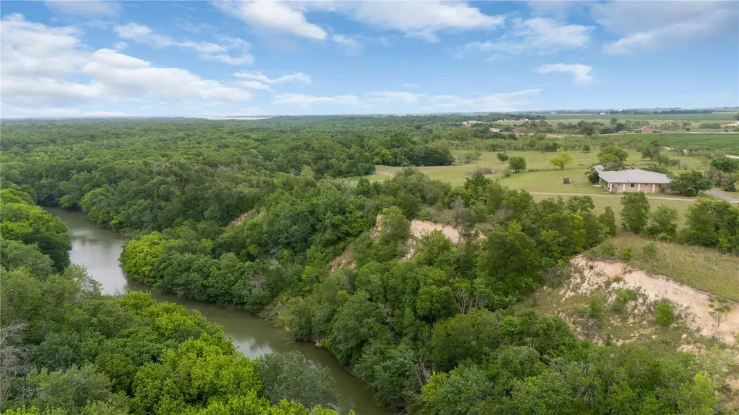 401 Comanche Bluff RD, Taylor, TX 76574