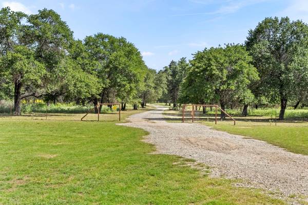 2474 Goehmann LN, Fredericksburg, TX 78624