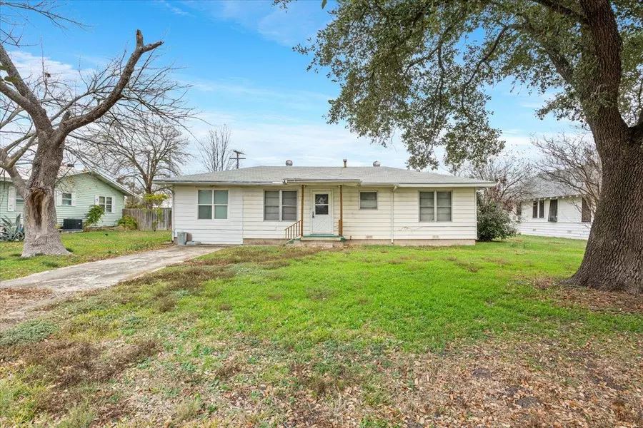 320 E Davilla ST, Bartlett, TX 76511