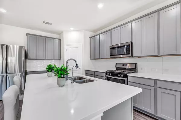 Hutto, TX 78634,913 Main ST