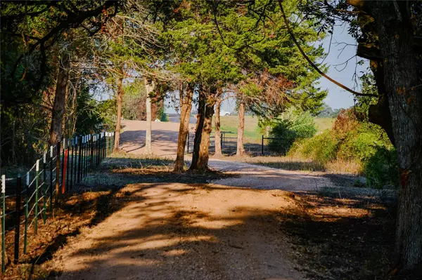 Flatonia, TX 78941,989 E Old Hallettsville RD