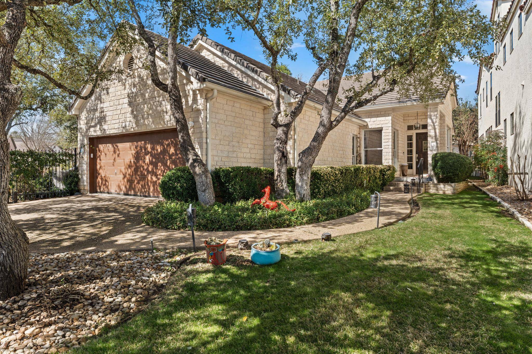 3 Grapewood CT, The Hills, TX 78738