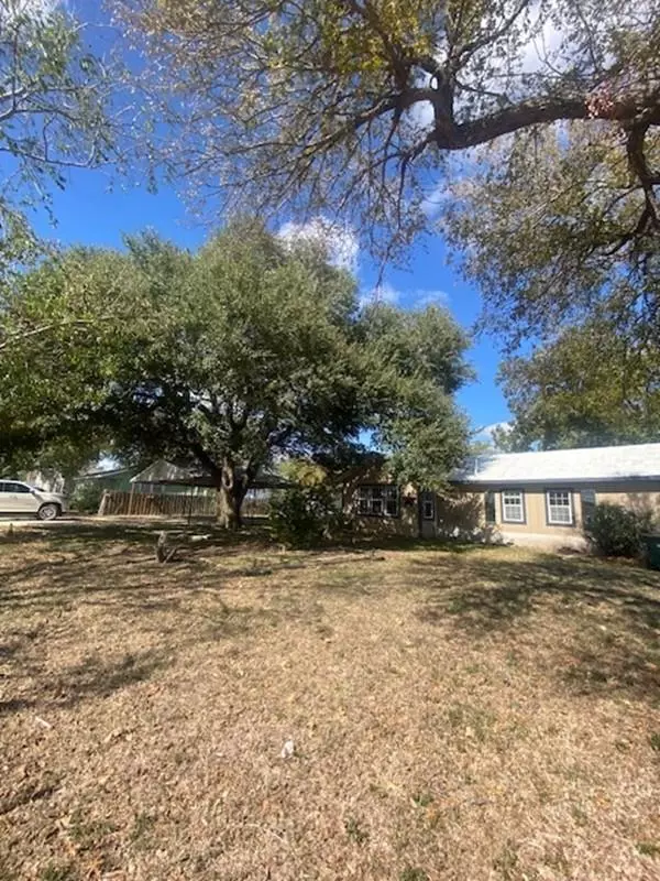 Luling, TX 78648,214 S Hackberry Ave