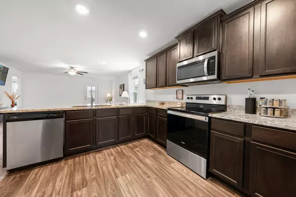 216 Wincanton LN, Jarrell, TX 76537