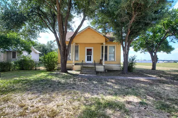 2313 W Lake DR, Taylor, TX 76574