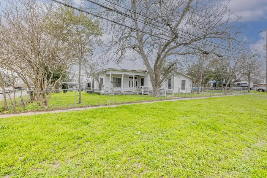 1003 Water ST, Gonzales, TX 78629