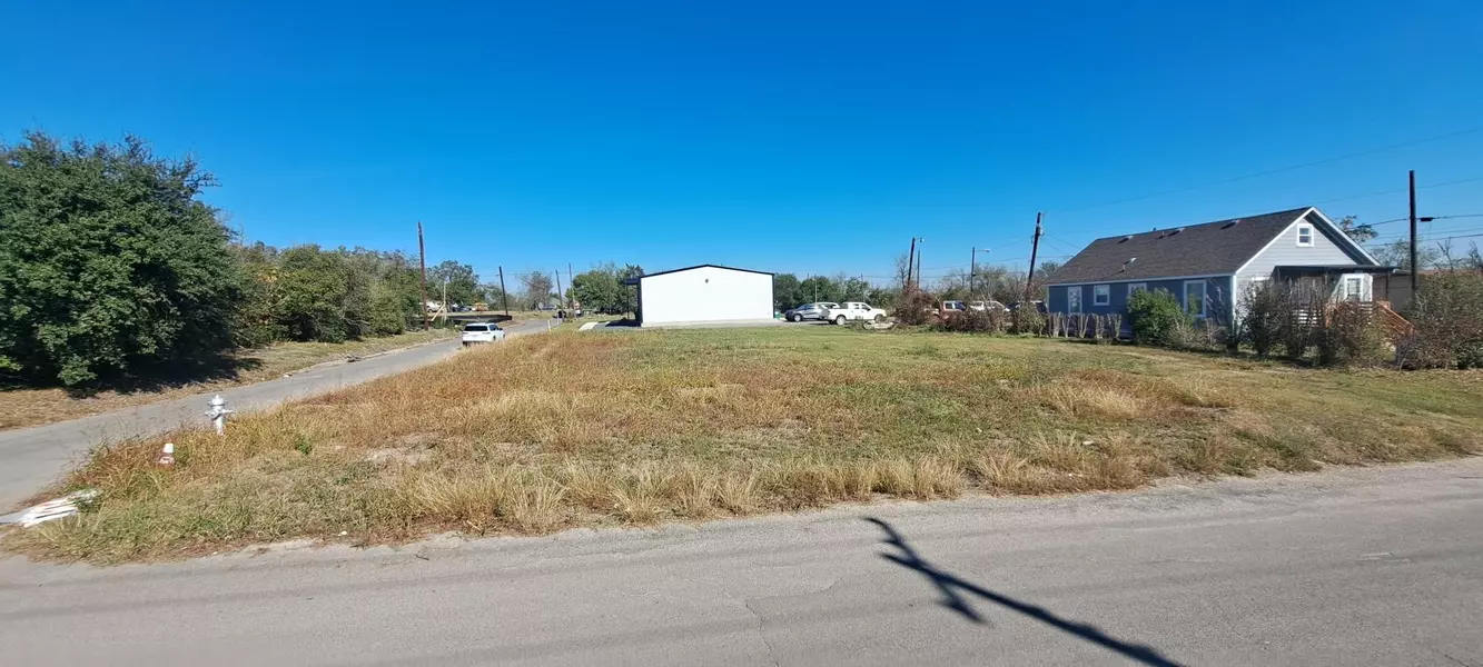 304 Burkett ST, Taylor, TX 76574