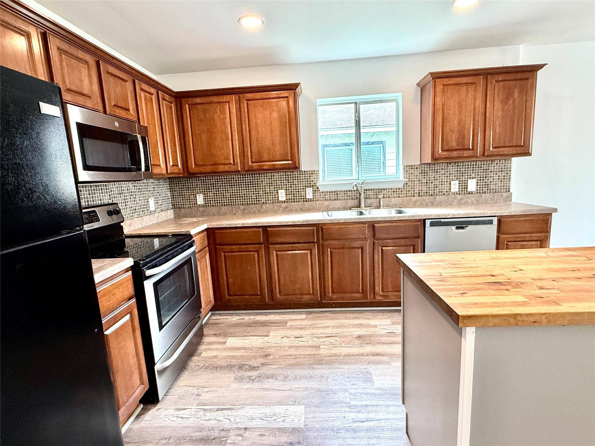 Hutto, TX 78634,529 W Metcalfe ST