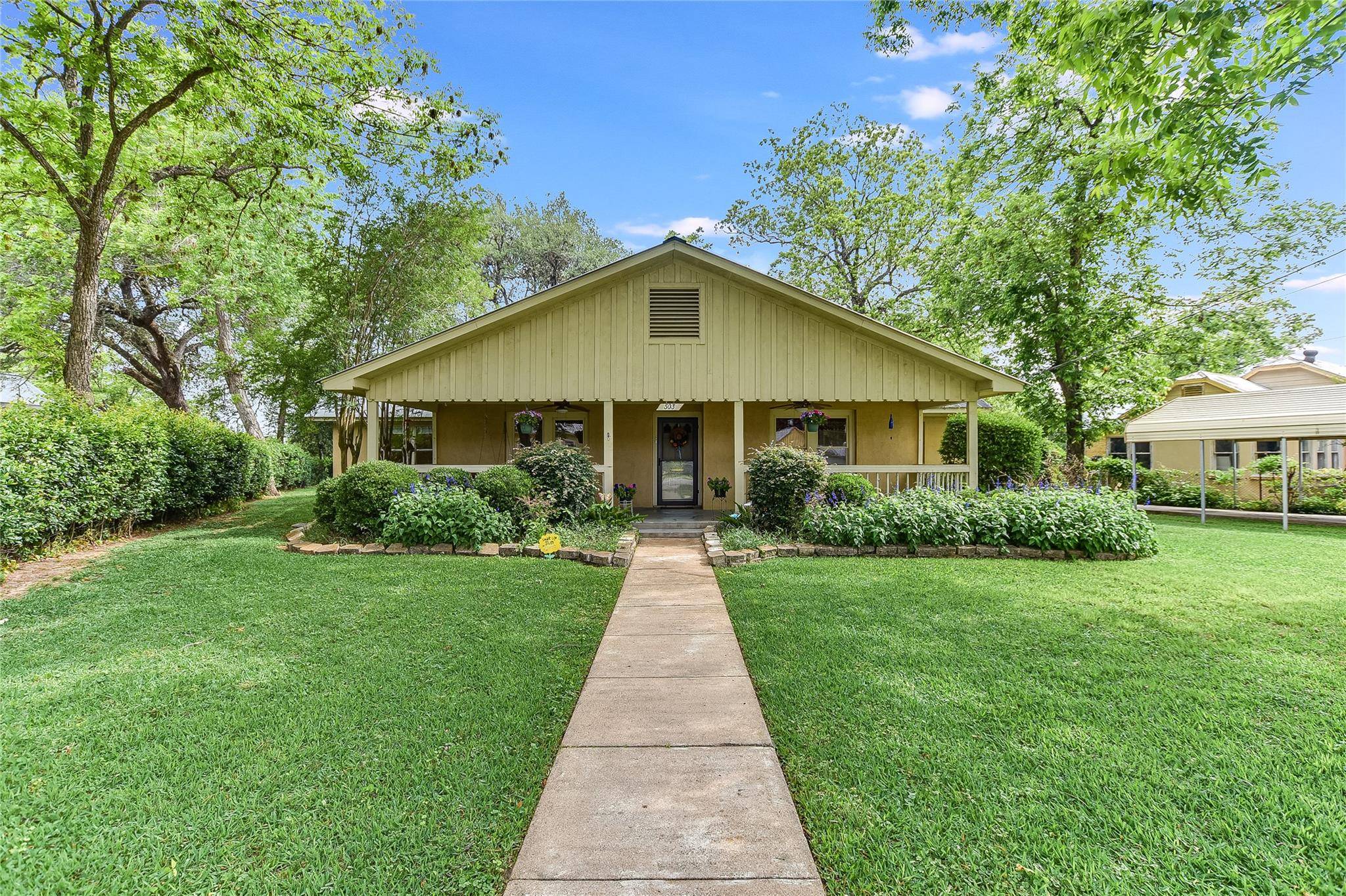 Smithville, TX 78957,503 Colorado ST