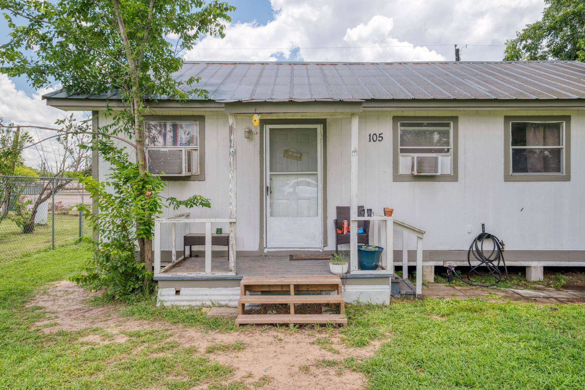 Smithville, TX 78957,105 San Jacinto ST