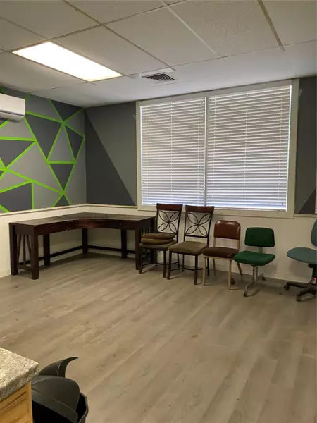 301 Bishop ST, Smithville, TX 78957