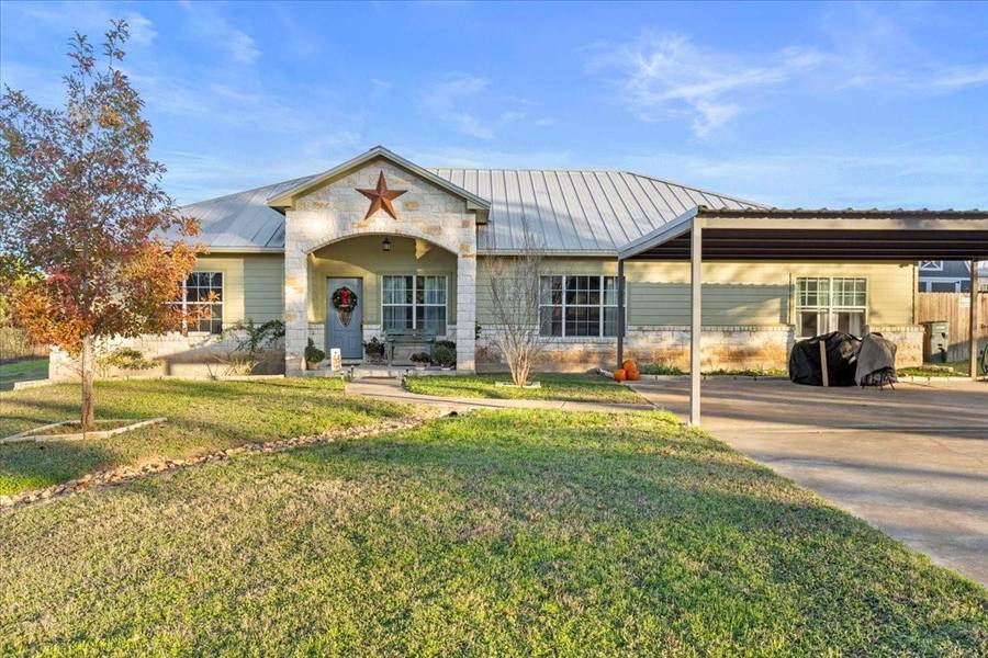 135 Village Forest DR, Smithville, TX 78957