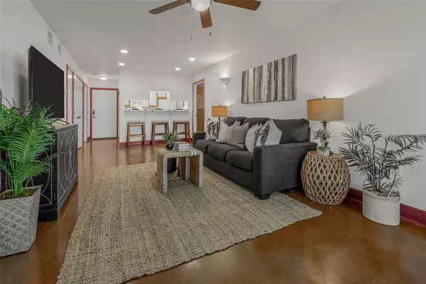 College Station, TX 77840,517 Southwest PKWY #103