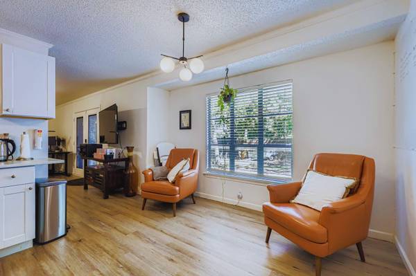 108 W Austin Ave, Hutto, TX 78634