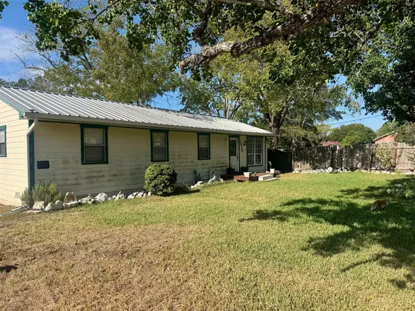 Luling, TX 78648,1510 E Fannin ST