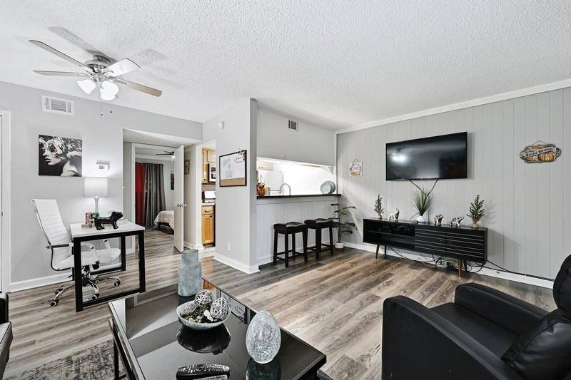 711 Eberhart LN #204, Austin, TX 78745