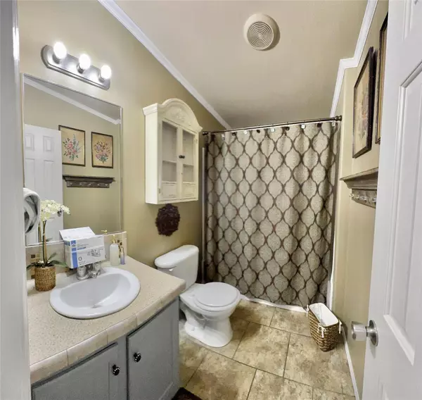 Waelder, TX 78959,674 County Road 447