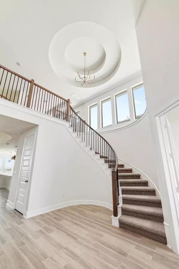 Lago Vista, TX 78645,8013 Royal Mint CV