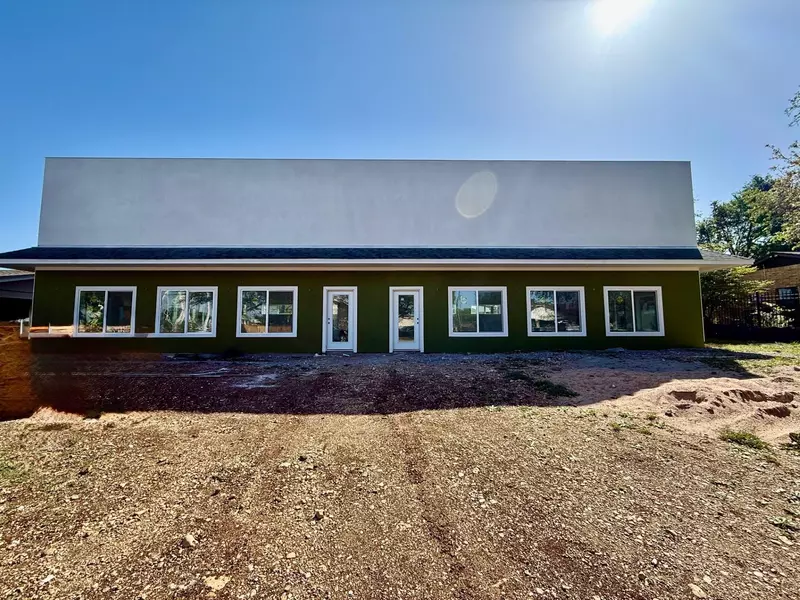 100 Paula LN, Taylor, TX 76574