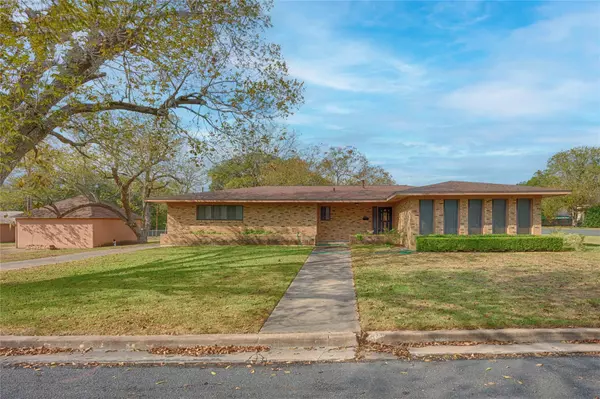 701 Herder Ave, Schulenburg, TX 78956