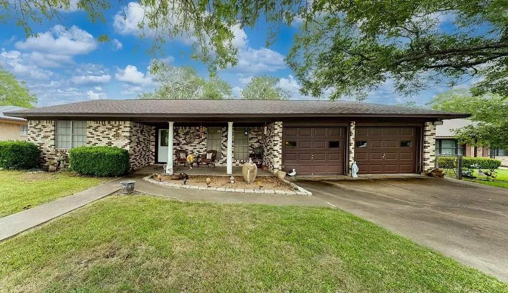 860 Helter ST, La Grange, TX 78945