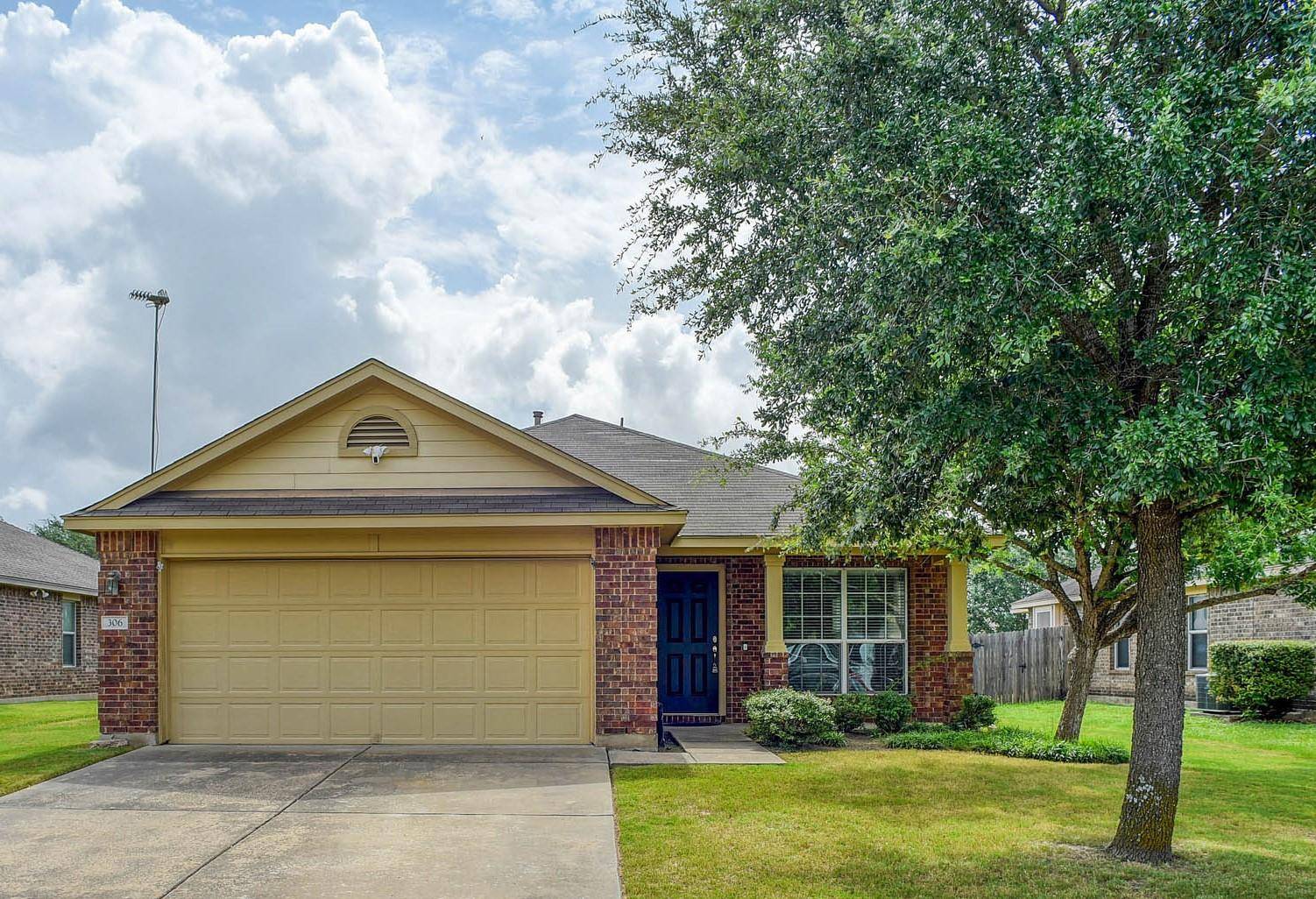306 Grutsch DR, Bastrop, TX 78602