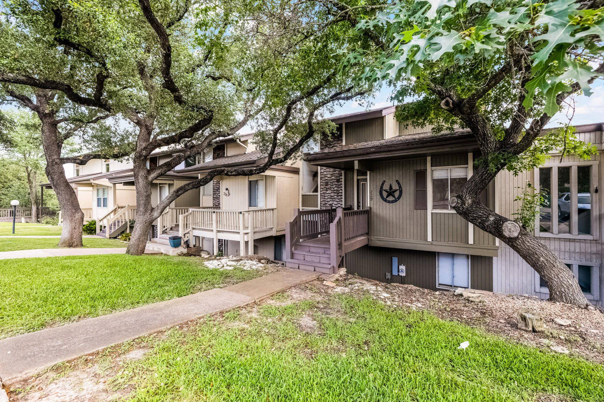 229 Comanche LN, Point Venture, TX 78645
