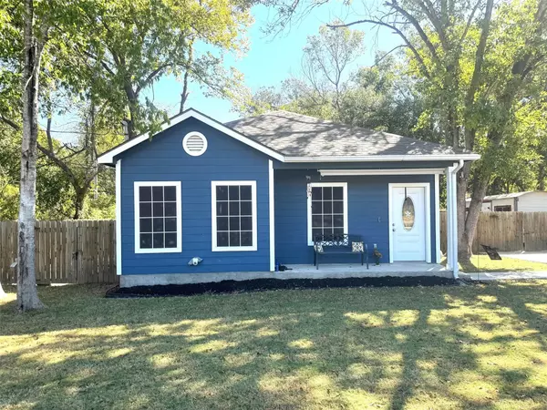 612 N Cedar Ave, Luling, TX 78648