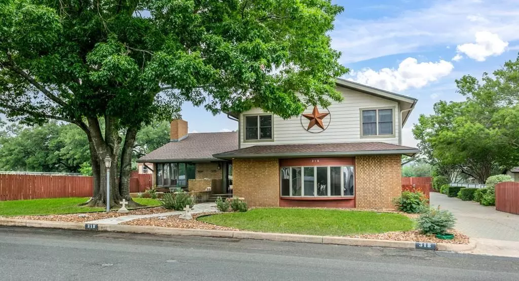 Fredericksburg, TX 78624,318 broadmour ST
