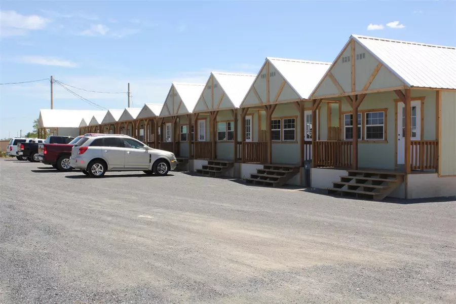 10 S Commerce ST, Big Wells, TX 78830