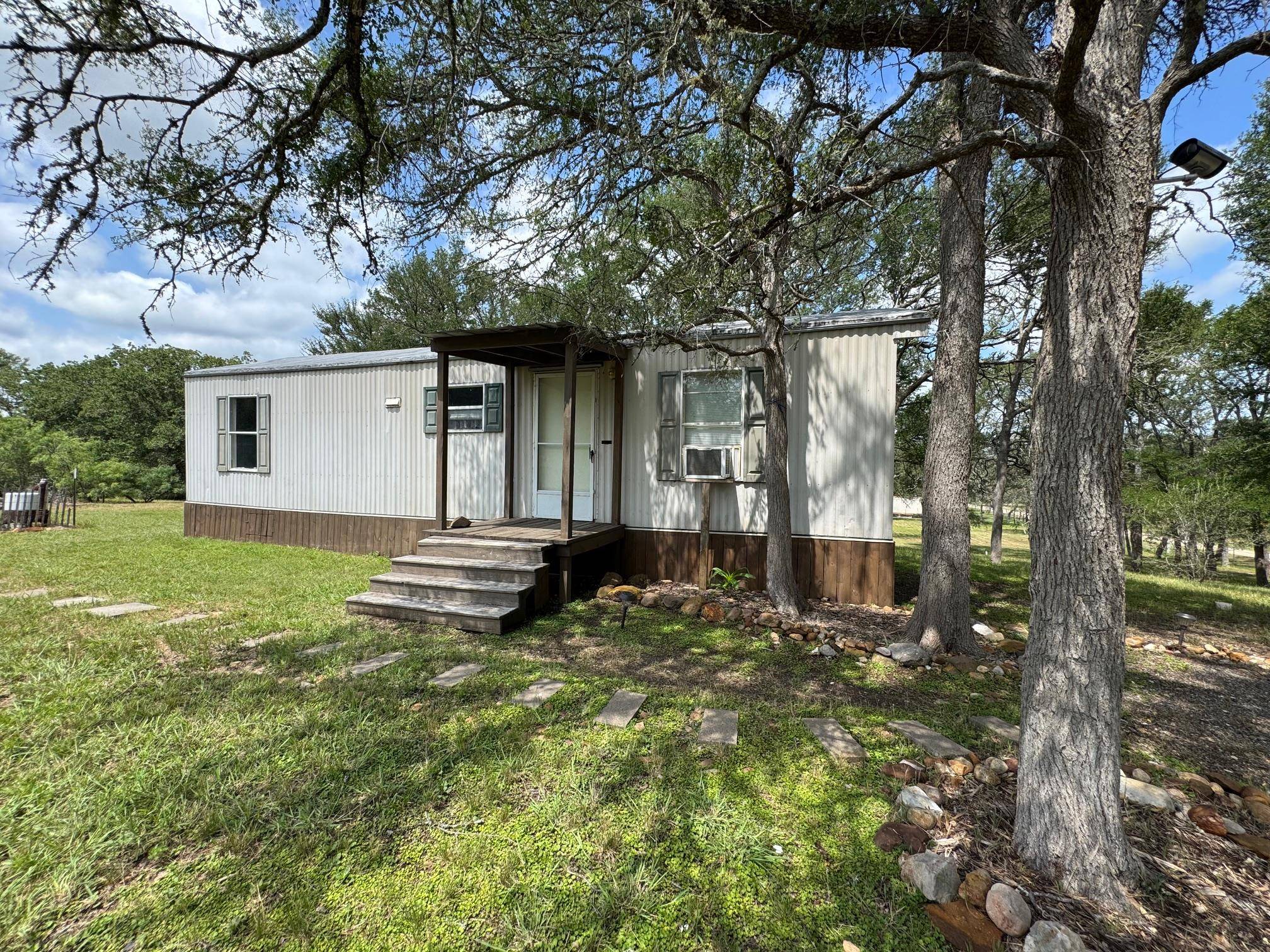 113 Valley LN, Smithville, TX 78957