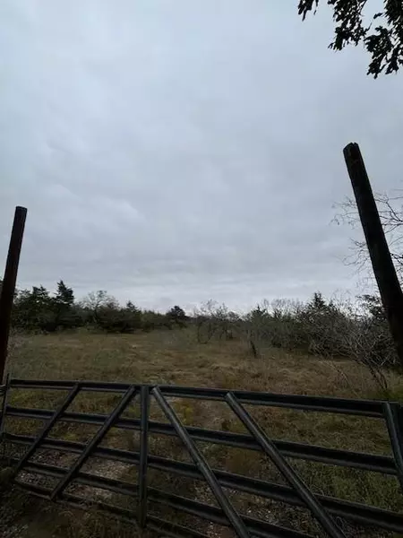 701 Patterson RD, Flatonia, TX 78941