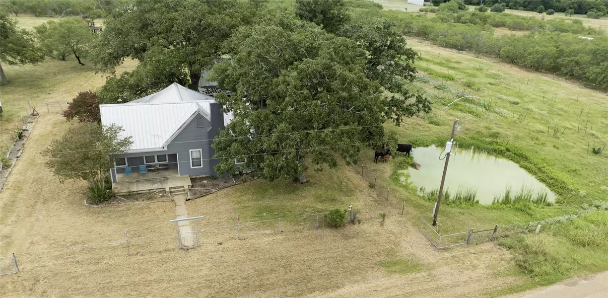 7646 County Road 240, Waelder, TX 78959