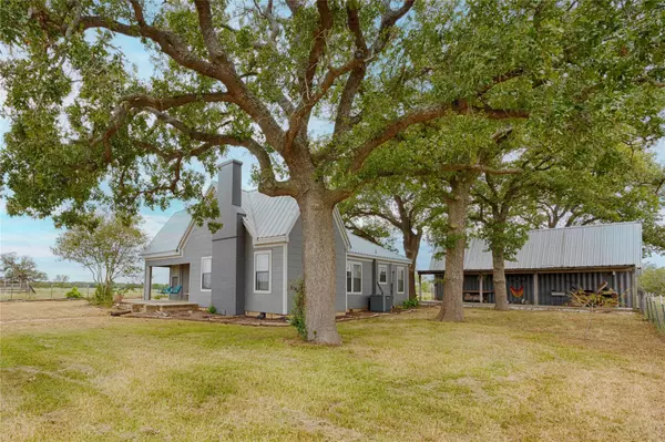Waelder, TX 78959,7646 County Road 240