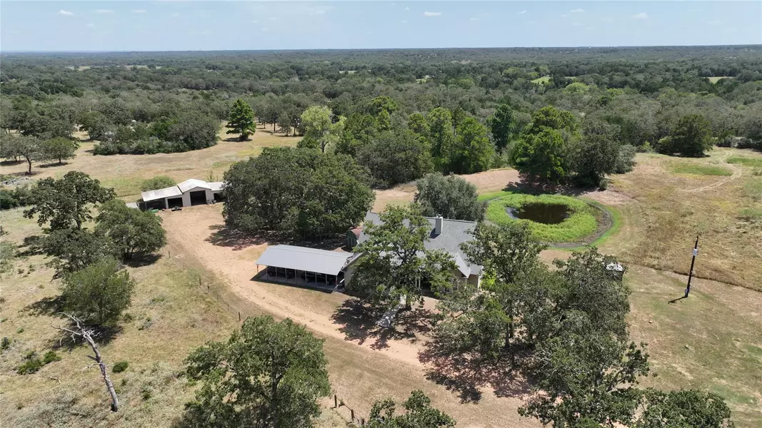 213 Joe Cole LN, Smithville, TX 78957
