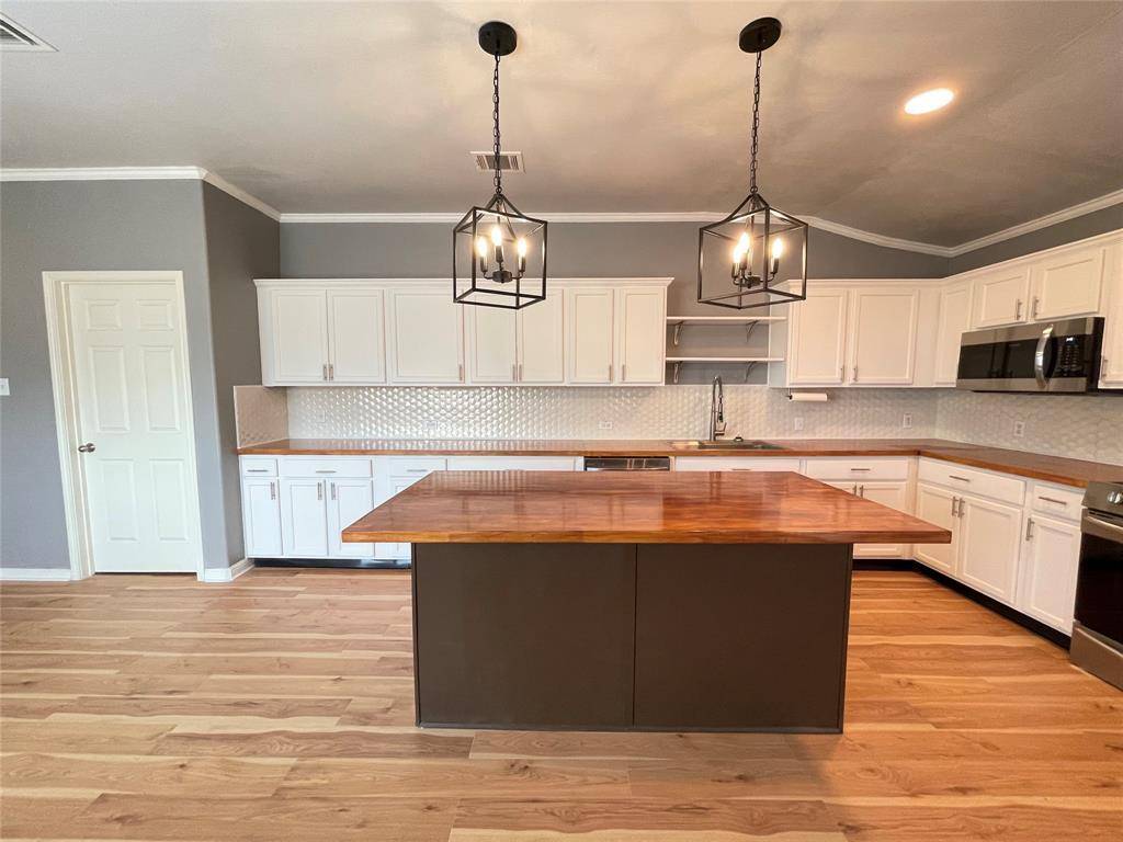 600 Lakemont DR, Hutto, TX 78634