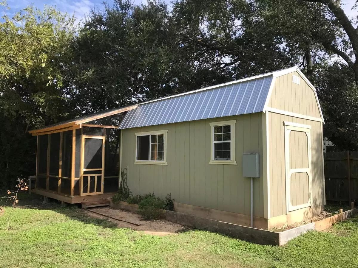 Lockhart, TX 78644,740 Trinity ST #Backyard Studio Apt