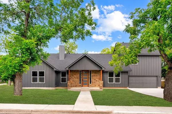 417 S Blanco ST, Lockhart, TX 78644