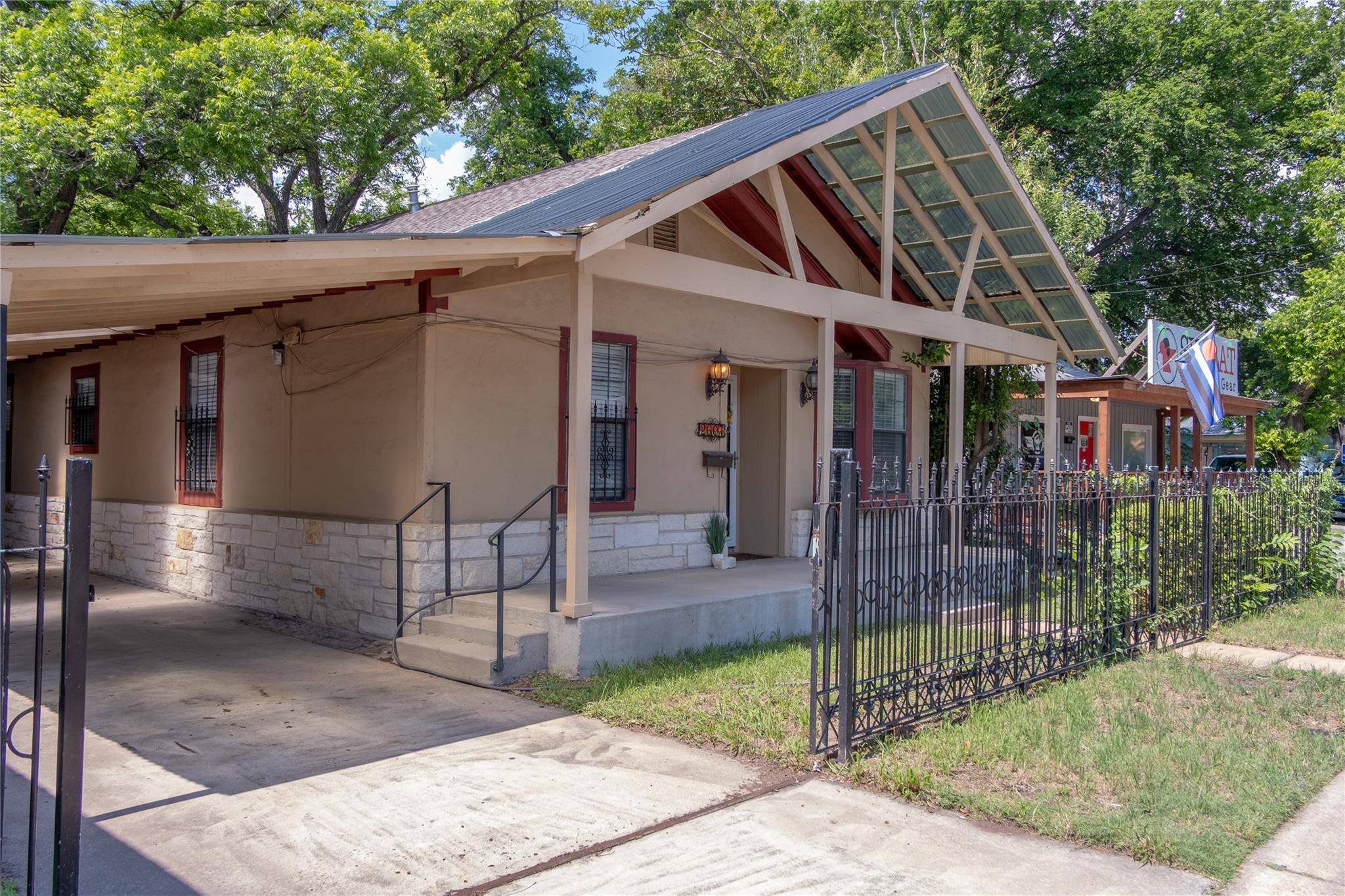 Austin, TX 78702,2607 E Cesar Chavez ST E