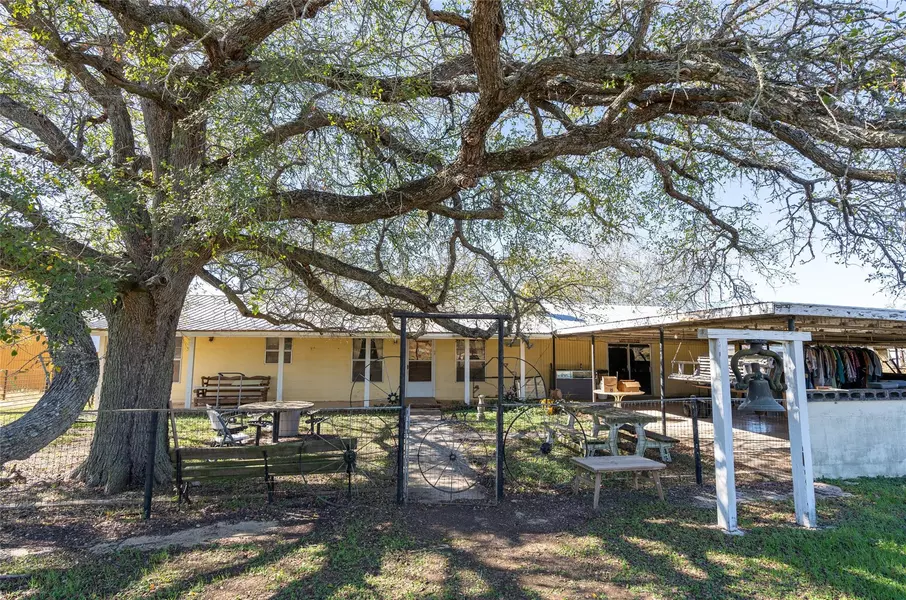 3200 Cattlemens ROW, Lockhart, TX 78644