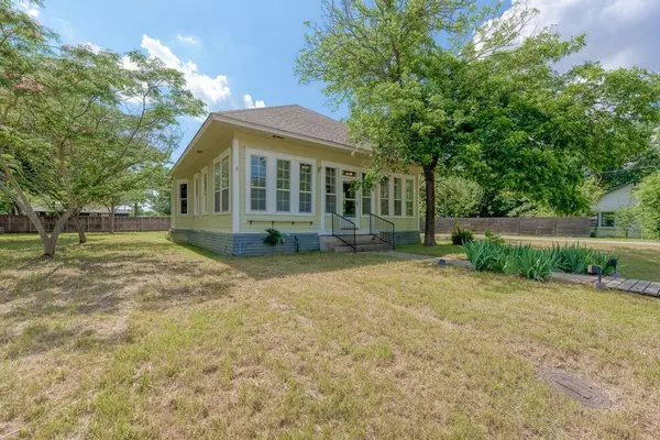 904 S Walnut ST, Georgetown, TX 78626