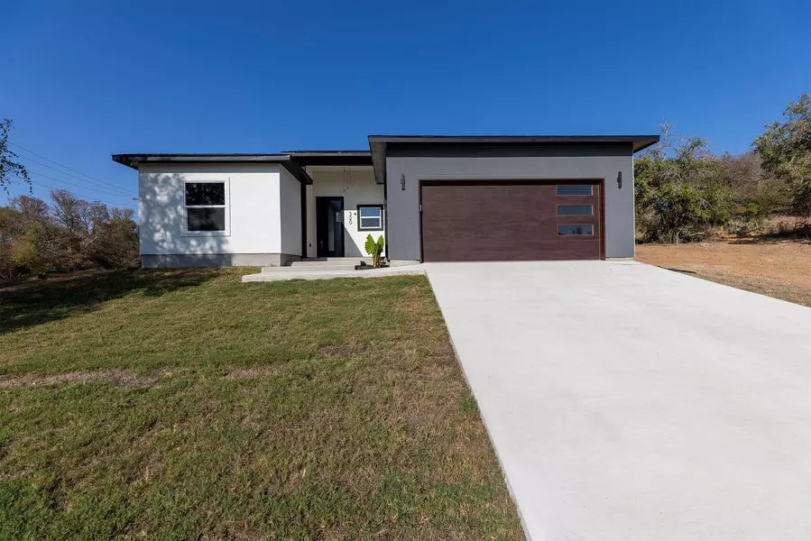 320 Kahana LN, Bastrop, TX 78602