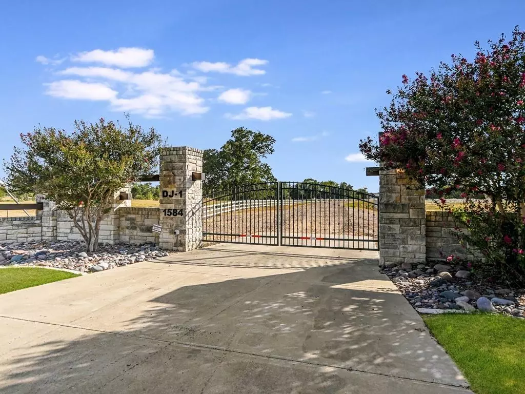 Giddings, TX 78942,1584 County Road 226 RD