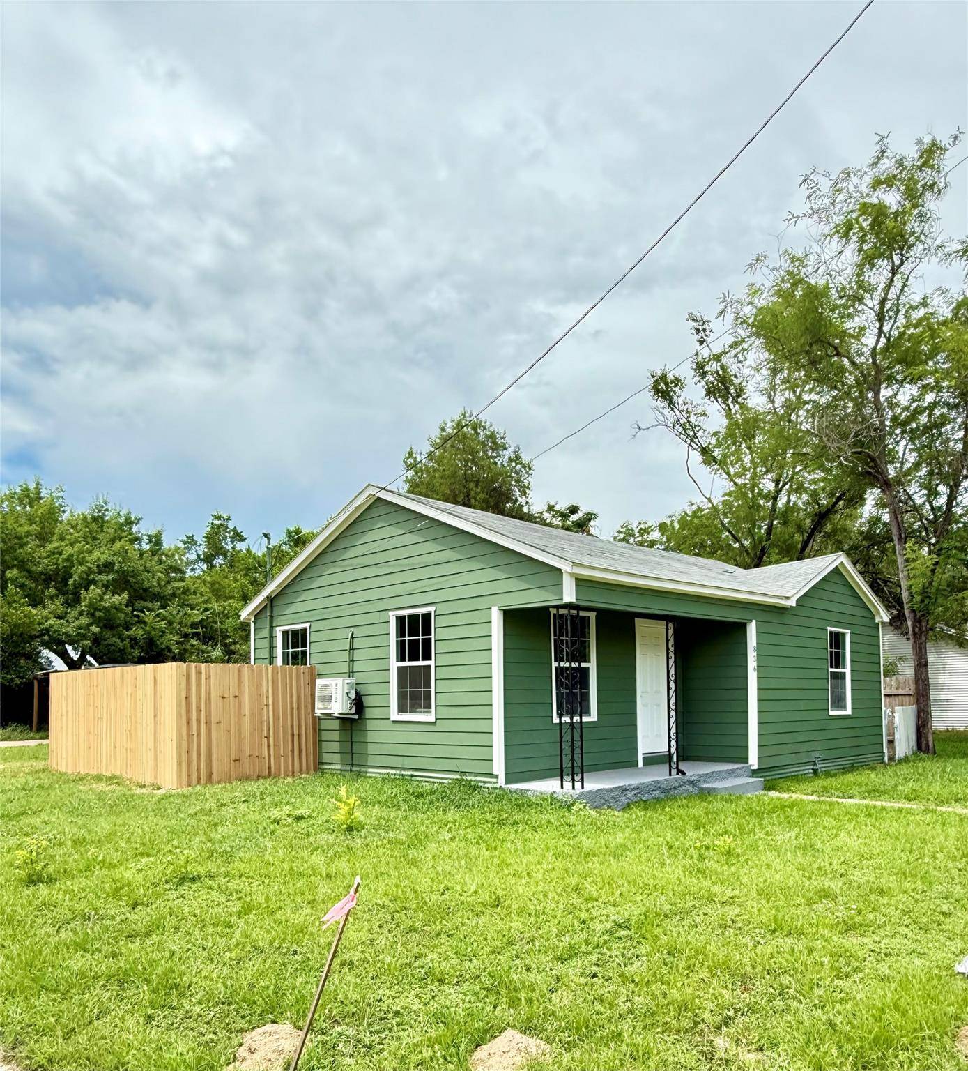 836 W Bell Ave, Rockdale, TX 76567